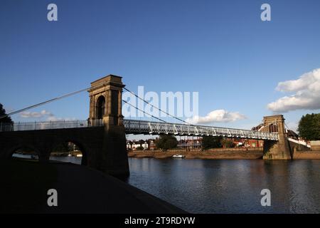 Una vista generale del Wilford Suspension Bridge sul fiume Trent a Nottingham, Inghilterra Foto Stock