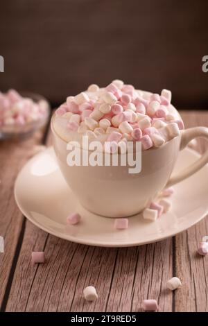 dolce dolce fotografico, marshmallow bianco e rosa si trova in una tazza di caffè con schiuma, primo piano, piacere, minimalismo, spuntino, caffè, atmosfera Foto Stock