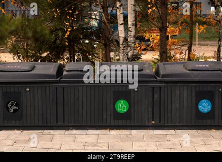 Foto questa foto ambientale è dotata di un contenitore per rifiuti che enfatizza il riciclaggio. Il cestino dei rifiuti è un simbolo dello smaltimento responsabile dei rifiuti in Foto Stock