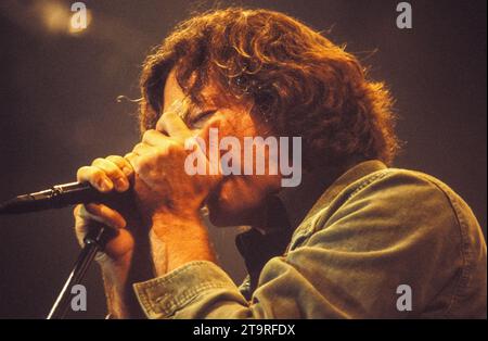 Eddie Vedder dei Pearl Jam nel The Binaural Tour live alla Cardiff International Arena CIA di Cardiff, Galles, Regno Unito il 6 giugno 2000. Questo è stato uno dei bootleg di concerto dal vivo pubblicati dalla band con il titolo "6/6/00 – Cardiff, Wales" nella raccolta di 18 compilation "Ape/Man". Foto: Rob Watkins Foto Stock