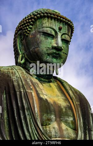 Statua in bronzo del grande Buddha di Kamakura nel Tempio di Kotokuin, Giappone. Foto Stock