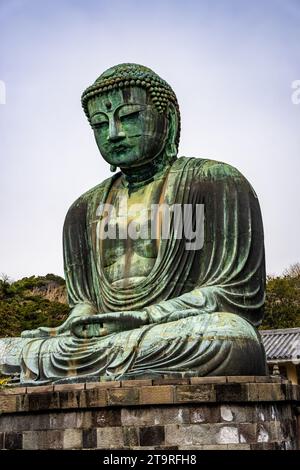 Statua in bronzo del grande Buddha di Kamakura nel Tempio di Kotokuin, Giappone. Foto Stock