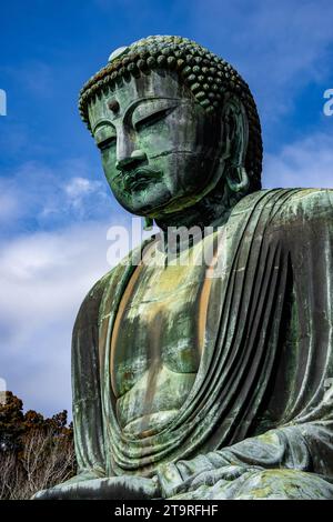 Statua in bronzo del grande Buddha di Kamakura nel Tempio di Kotokuin, Giappone. Foto Stock