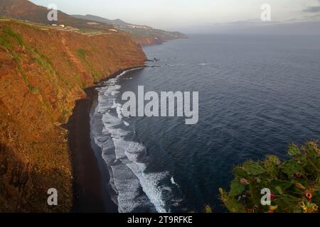 Playa de Nogales vista dal Mirador de la Playa de Nogales (punto panoramico della spiaggia di Nogales), vicino a Puntallana, la Palma, Isole Canarie, Spagna Foto Stock