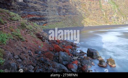 Playa de Nogales (spiaggia di Nogales), situata vicino a Puntallana, la Palma, Isole Canarie, Spagna, vista da un sentiero escursionistico circondato da un paesaggio vulcanico Foto Stock