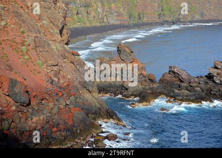 Playa de Nogales (spiaggia di Nogales), situata vicino a Puntallana, la Palma, Isole Canarie, Spagna, vista da un sentiero escursionistico circondato da un paesaggio vulcanico Foto Stock