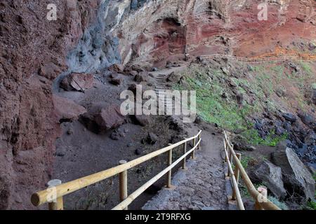 Un percorso escursionistico roccioso, colorato e vulcanico che conduce a Playa de Nogales (spiaggia di Nogales), situato vicino a Puntallana, la Palma, Isole Canarie, Spagna Foto Stock