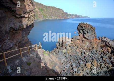 Un percorso escursionistico roccioso, colorato e vulcanico che conduce a Playa de Nogales (spiaggia di Nogales), situato vicino a Puntallana, la Palma, Isole Canarie, Spagna Foto Stock