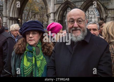 Londra, Regno Unito. 26 novembre 2023. Il rabbino capo Ephraim Mirvis e sua moglie Valerie alla manifestazione pro-israeliana "marcia contro l'antisemitismo" a sostegno degli ostaggi presi da Hamas a Gaza. Crediti: Andy Soloman/Alamy Live News Foto Stock