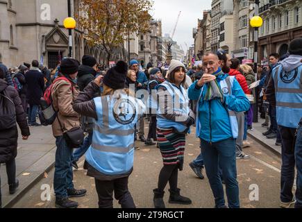 Londra, Regno Unito. 26 novembre 2023. Assisti volontari alla manifestazione pro-israeliana "marcia contro l'antisemitismo” a sostegno degli ostaggi presi da Hamas a Gaza. Crediti: Andy Soloman/Alamy Live News Foto Stock