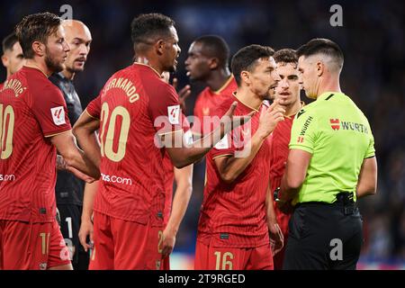 L'arbitro Miguel Angel Ortiz Arias e i giocatori del Sevilla FC durante la partita LaLiga EA Sports tra Real Sociedad e Sevilla FC all'Estadio reale Arena Foto Stock