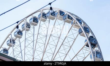 Una splendida vista aerea di una grande ruota panoramica che si erge su di un bel cielo blu Foto Stock