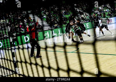 Lisbona, 11/25/2023 - lo Sporting Clube de Portugal ha ospitato ABC questo pomeriggio al Pavilhao João Rocha di Lisbona, in una partita che conta per il Campionato Nazionale di pallamano 2023/24. (Pedro Rocha / immagini globali) Foto Stock