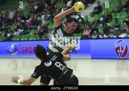 Lisbona, 11/25/2023 - lo Sporting Clube de Portugal ha ospitato ABC questo pomeriggio al Pavilhao João Rocha di Lisbona, in una partita che conta per il Campionato Nazionale di pallamano 2023/24. Salvatore; Rafa (Pedro Rocha / Global Imagens) Foto Stock