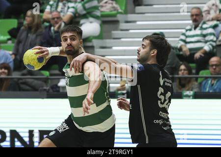 Lisbona, 11/25/2023 - lo Sporting Clube de Portugal ha ospitato ABC questo pomeriggio al Pavilhao João Rocha di Lisbona, in una partita che conta per il Campionato Nazionale di pallamano 2023/24. Martin; Castro (Pedro Rocha / Global Imagens) Foto Stock