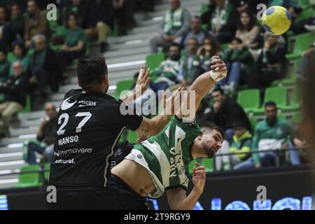 Lisbona, 11/25/2023 - lo Sporting Clube de Portugal ha ospitato ABC questo pomeriggio al Pavilhao João Rocha di Lisbona, in una partita che conta per il Campionato Nazionale di pallamano 2023/24. Meek; Martim (Pedro Rocha / Global Imagens) Foto Stock