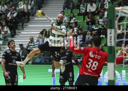 Lisbona, 11/25/2023 - lo Sporting Clube de Portugal ha ospitato ABC questo pomeriggio al Pavilhao João Rocha di Lisbona, in una partita che conta per il Campionato Nazionale di pallamano 2023/24. Mocquais (Pedro Rocha / immagini globali) Foto Stock