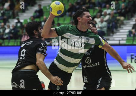 Lisbona, 11/25/2023 - lo Sporting Clube de Portugal ha ospitato ABC questo pomeriggio al Pavilhao João Rocha di Lisbona, in una partita che conta per il Campionato Nazionale di pallamano 2023/24. Salvador (Pedro Rocha / immagini globali) Foto Stock