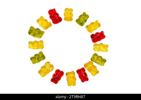 Orsi gommosi. Cerchio di orsi gommosi fruttati con colori arcobaleno isolati su sfondo bianco. Cerchio arcobaleno di gialli dolci. Teddy Bear Circle. Caramelle Foto Stock