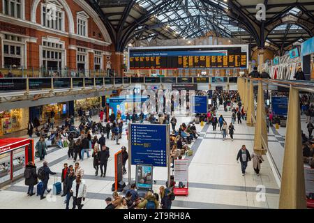 Liverpool Street Station Londra - pendolari alla Liverpool St Station, una delle stazioni principali e di interscambio più trafficate di Londra. Ha aperto nel 1874. Foto Stock