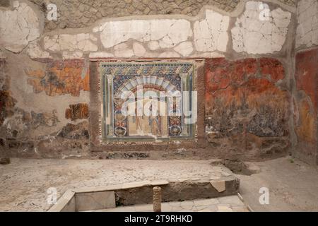 Oplontis - Italia - circa marzo 2022. Casa nobile. Rovine di una dimora romana e mosaico smaltato a Villa Oplontis vicino al Vesuvio vulcano. Foto Stock