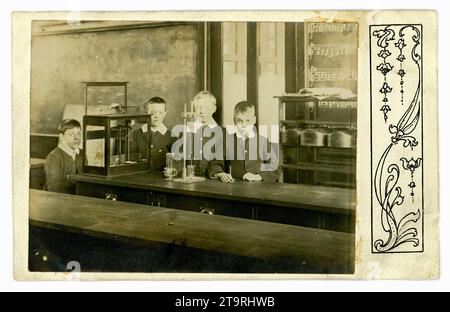 Cartolina edoardiana originale di studenti che frequentano lezioni di scienze in classe, con attrezzature. Circa 1905, Regno Unito Foto Stock