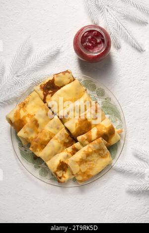 Frittelle ripiene di formaggio con salsa ai mirtilli, dessert invernale su sfondo leggero Foto Stock