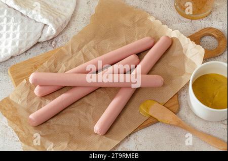 salsicce di maiale per hot dog su una tavola di legno Foto Stock