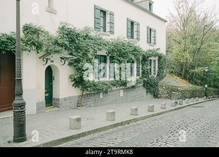 Ivy copriva via Montmartre a Parigi in Francia Foto Stock