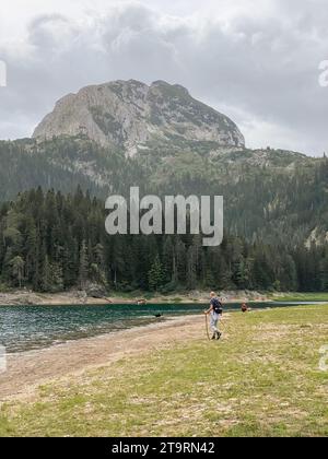 Uomini che riposano sulla riva del Black Lake al livello nazionale del Durmitor Foto Stock