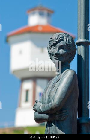 La statua di Lale Andersen (Lili Marleen) con la torre dell'acqua sull'isola del Mare del Nord di Langeoog, Germania Foto Stock