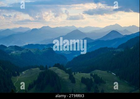 Alpi del Chiemgau da Breitenstein, dietro le montagne del Mangfall con Wendelstein, Chiemgau, alta Baviera, Baviera, Germania Foto Stock