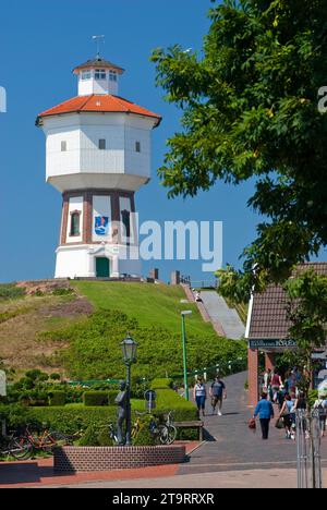 La statua di Lale Andersen (Lili Marleen) con la torre dell'acqua sull'isola del Mare del Nord di Langeoog, Germania Foto Stock