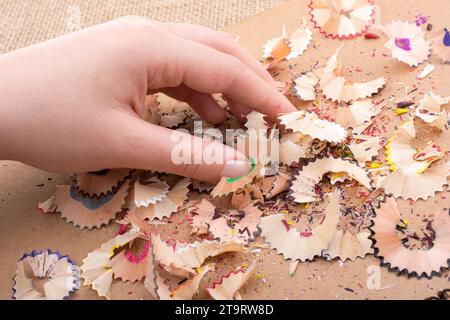 Alcuni matita colorata trucioli in mano Foto Stock