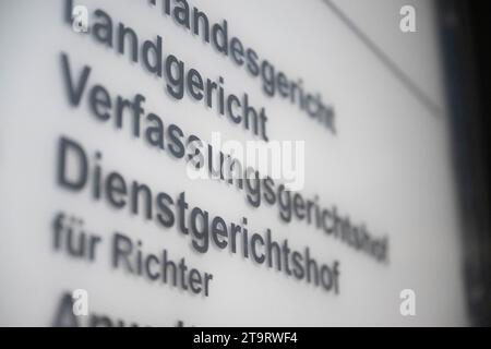 Stoccarda, Germania. 27 novembre 2023. La parola "Corte costituzionale” è scritta su un cartello del tribunale. Il gruppo parlamentare AfD nel parlamento statale del Baden-Württemberg sta intraprendendo un'azione legale dinanzi alla Corte costituzionale del Baden-Württemberg contro il rifiuto dei suoi candidati per il Consiglio di amministrazione dell'Agenzia statale per l'educazione civica da parte del parlamento statale. Crediti: Marijan Murat/dpa/Alamy Live News Foto Stock