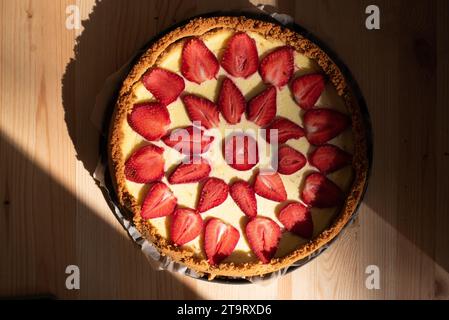 Vista dall'alto di Strawberry Cheesecake. Un classico dessert decadente, questa dolce e deliziosa cheesecake fatta in casa Foto Stock