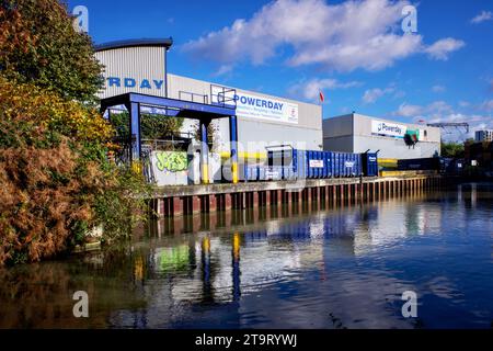 Powerday Recycling Centre, Willesden, Borough of Hammersmith & Fulham, Londra, Inghilterra, Regno Unito Foto Stock