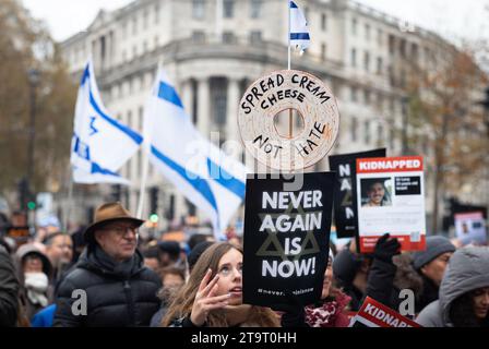 Londra, Regno Unito. 26 novembre 2023. I manifestanti pro-israeliani alla "marcia contro l'antisemitismo” tengono bandiere e cartelli a sostegno degli ostaggi presi da Hamas a Gaza. Crediti: Andy Soloman/Alamy Live News Foto Stock