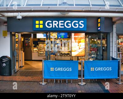 La facciata di un ramo della catena di panetteria britannica Greggs. È specializzato in prodotti salati come torte, panini con salsiccia e panini. Foto Stock