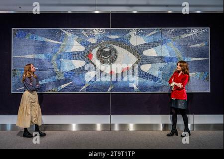 Londra, Regno Unito. 27 novembre 2023. The Psychedelic Eye Mosaic commissionato da John Lennon per la sua piscina nella sua casa Kenwood, Estimate: Refer to Department - A preview of the Rock, Pop & Film sale a Bonhams Knightsbridge, Londra. La vendita stessa avrà luogo mercoledì 29 novembre a Knightsbridge. Crediti: Guy Bell/Alamy Live News Foto Stock