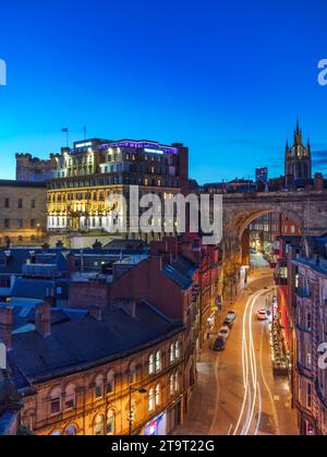 Vista sopraelevata di Newcastle upon Tyne al tramonto in inverno guardando dal Tyne Bridge verso la Cattedrale di St Nicholas e il Castello di Newcastle Foto Stock