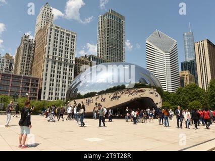 Chicago, USA - 5 giugno 2018: People Near the Cloud Gate, una scultura pubblica di Anish Kapoor al Millennium Park. Cloud Gate, noto anche come Bean On Foto Stock