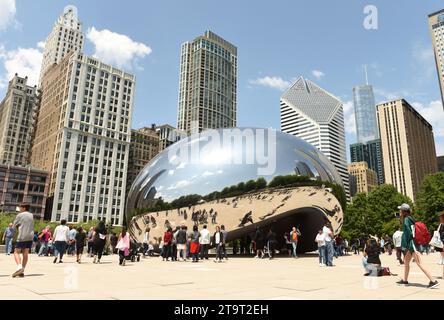 Chicago, USA - 5 giugno 2018: People Near the Cloud Gate, una scultura pubblica di Anish Kapoor al Millennium Park. Cloud Gate, noto anche come Bean On Foto Stock