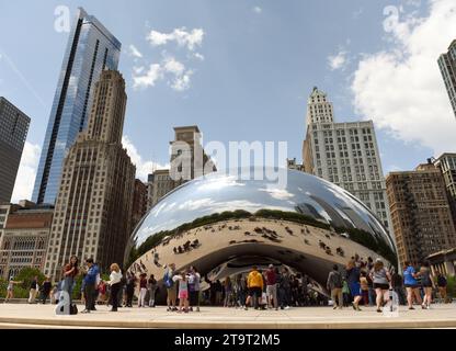 Chicago, USA - 5 giugno 2018: People Near the Cloud Gate, una scultura pubblica di Anish Kapoor al Millennium Park. Cloud Gate, noto anche come Bean On Foto Stock