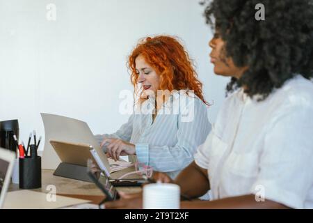 Due donne d'affari che lavorano in ufficio. Concetto aziendale. Foto Stock