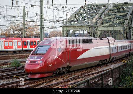 Treno ad alta velocità Eurostar che parte dalla stazione centrale di Colonia, dal ponte Hohenzollern, Colonia, Germania. Dall'ottobre 2023, gli ex treni Thalys circolano su Foto Stock