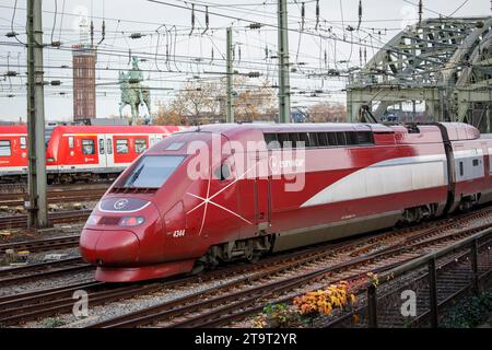 Treno ad alta velocità Eurostar che parte dalla stazione centrale di Colonia, dal ponte Hohenzollern, Colonia, Germania. Dall'ottobre 2023, gli ex treni Thalys circolano su Foto Stock