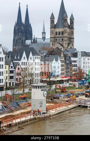 La passeggiata sul Reno di fronte alla città vecchia ha una nuova lastra a sbalzo, un cantiere edile, la cattedrale e la chiesa di Gross St Martin, Colonia, tedesco Foto Stock