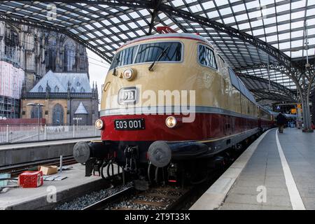 Locomotiva E03 001 dello storico treno Rheingold nella stazione centrale di Colonia, Germania. Lokomotive E03 001 des historischen Rheingold Zug im Haupt Foto Stock