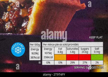 Informazioni nutrizionali segnaletica stradale etichettatura codificata a colori informazioni sull'etichetta sulla confezione di Waitrose Christmas 6 tutte le torte di mince al burro Foto Stock